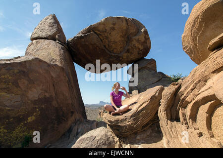 Stati Uniti d'America, Texas, parco nazionale di Big Bend Grapevine Hills, Donna visita Rock bilanciata Foto Stock