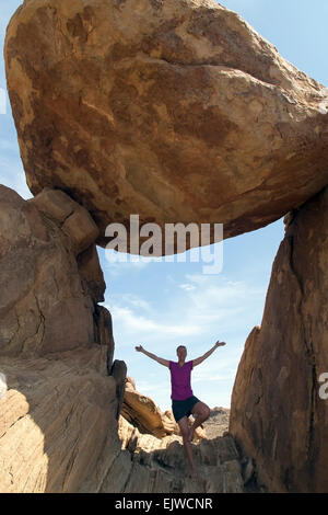 Stati Uniti d'America, Texas, parco nazionale di Big Bend Grapevine colline, ritratto di donna visita Rock bilanciata Foto Stock