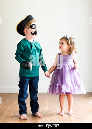 I fratelli (2-3, 4-5) vestito come pirata e princess Foto Stock