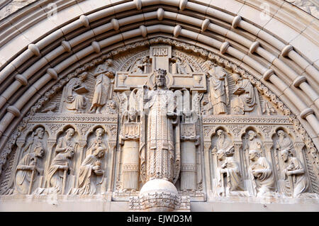 Carved Stone Biblical Mural Above Catholic Cathedral Doorway in Salt Lake City, Utah Foto Stock
