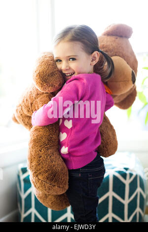 Ritratto di ragazza (4-5) abbracciando Teddy bear Foto Stock