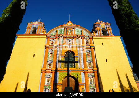 Messico Oaxaca, Santa Ana Zegache, basso angolo di visione del giallo ornati in chiesa Foto Stock