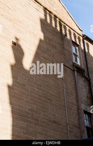 Una fila di Edwardian comignoli stagliano sull'estremità timpano di un grande edificio del XIX secolo nel centro di Dundee, Regno Unito Foto Stock