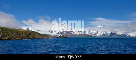 Vista panoramica con montagne innevate robusto costa nord della Georgia del Sud Foto Stock