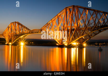 Il famoso Ponte di Forth Rail accesa all'alba Foto Stock