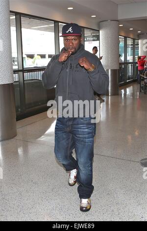 50 Cent assume un atteggiamento forte come egli si discosta dall'Aeroporto Internazionale di Los Angeles (LAX) dotata di: 50 Cent dove: Los Angeles, California, Stati Uniti quando: 27 Set 2014 Foto Stock