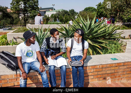 Johannesburg Sud Africa, Parktown, Wits University, Università del Witwatersrand, istruzione superiore, campus, cortile, uomo nero maschio, giovane adulto, st Foto Stock