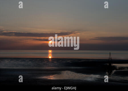 Un tramonto sulla spiaggia a Hunstanton, costa nord del Norfolk, Inghilterra, Regno Unito, GB Foto Stock