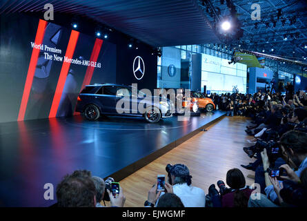 New York, Stati Uniti d'America. 1 apr, 2015. Il nuovo BENZ GLE SUV è svelato al New York International Auto Show di New York, Stati Uniti, 1 aprile 2015. Una nuova razza di super cars che sono detti avere preso la velocità, la potenza e la tecnologia automobilistica a nuovi livelli saranno presentati presso i 2015 New York International Auto Show (NYIAS), programmata per essere detenute da aprile 3-12 a Jacob K. Javits Convention Center di Manhattan, New York. Credito: Wang Lei/Xinhua/Alamy Live News Foto Stock