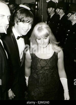 File. 1 apr, 2015. CYNTHIA LENNON, prima moglie del Beatles John Lennon, è morto a casa sua in Spagna. Un messaggio sul suo figlio Julian sito detto morì "a seguito di una breve ma coraggiosa battaglia con il cancro.' Cynthia incontrato lennon a scuola di arte quando ha la sua filettati sul retro in classe e detto semplicemente "Ciao, mi chiamo Giovanni." La coppia sposata poco prima di beatlemania trasformato il marito in uno dei più famosi di uomini in tutto il mondo. All'altezza del Beatles' successo precoce era mantenuto in background in modo che le loro legioni di fan femminili non erano a conoscenza della sua esistenza. I coniugi divorziati in 1968 AF Foto Stock