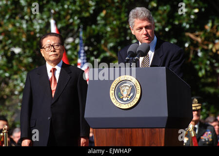 Il Presidente degli Stati Uniti Bill Clinton accoglie il Premier cinese Jiang Zemin durante uno stato cerimonia di arrivo sul prato Sud della Casa Bianca Ottobre 29, 1997 a Washington, DC. Foto Stock