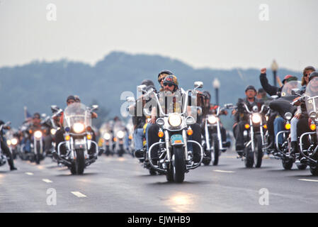 Processione di motociclisti in onore dei Veterani del Vietnam durante il funzionamento Rolling Thunder 25 Maggio 1997 a Washington, DC. Foto Stock