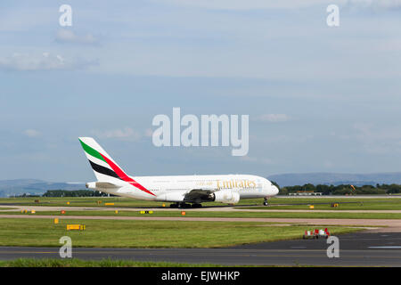 Emirates Airbus A380 Aeromobili in rullaggio verso la pista di decollo a Manchester aeroporto per il volo di ritorno a Dubai. Foto Stock