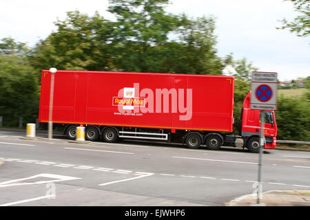 Un carrello che viaggia lungo la A23 road a Coulsdon, Surrey, Inghilterra Foto Stock