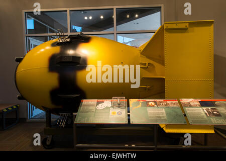 Stati Uniti d'America New Mexico NM Los Alamos Bradbury Science Museum storia dell'energia atomica e bombe nucleari Fat Man replica Foto Stock