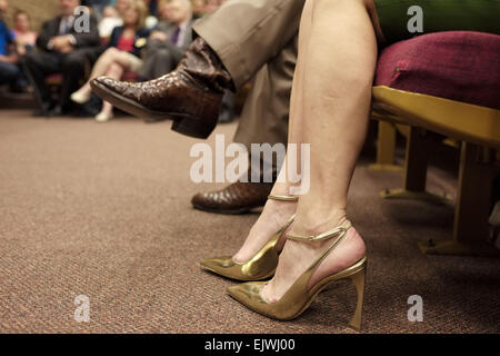 Città di Sioux, IOWA, USA. 1 apr, 2015. Entrambi U.S. Sen TED CRUZ, indossando scarpe, e sua moglie Heidi CRUZ, indossando l'oro alto scarpe con tacco, sport piede appuntito di capi di vestiario come egli fa una campagna stop a Morningside College nella città di Sioux, Iowa, 1 aprile 2015, su una delle sue prime tappe su tutto il territorio nazionale dopo aver annunciato la sua intenzione di correre per la carica di presidente. Credito: Jerry Mennenga/ZUMA filo/Alamy Live News Foto Stock