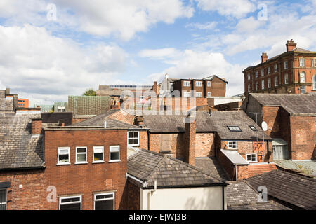 Higgledy-piggledy confusione di vecchi tetti degli edifici nel centro di Stockport, Cheshire con una miscela di età, altezza e design Foto Stock