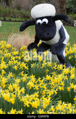 Shaun la pecora con il daffodils. I Giardini di Kew' Festival di Pasqua 'Shaun le pecore' si apre a Kew Gardens il 28 marzo e corre al 12 aprile 2015. Foto Stock