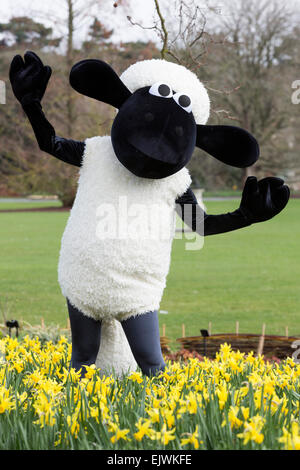 Shaun la pecora con il daffodils. I Giardini di Kew' Festival di Pasqua 'Shaun le pecore' si apre a Kew Gardens il 28 marzo e corre al 12 aprile 2015. Foto Stock