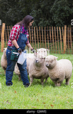 Pastorella Ellie Burch, 22 da Croydon con un gregge di cinque pecore Southdown da Wakehurst Place. I Giardini di Kew' Festival di Pasqua 'Shaun le pecore' si apre a Kew Gardens il 28 marzo e corre al 12 aprile 2015. Foto Stock