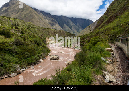 Il Perù. Fiume Urubamba, visto da Inca convoglio ferroviario e Machu Picchu. Foto Stock