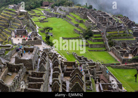 Il Perù, Machu Picchu. Western settore urbano, primo piano. Orientale settore urbano, in alto a destra. Intiwatana superiore sinistra. Foto Stock