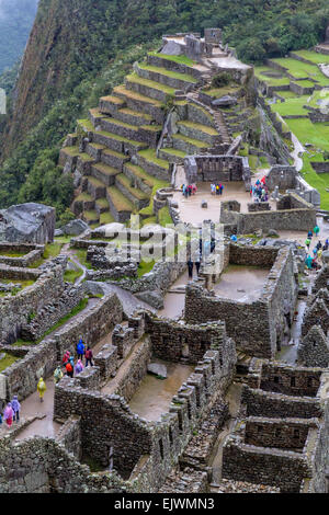 Il Perù, Machu Picchu. Western settore urbano, primo piano. Intiwatana (aggancio di Post del sole), terrazzamenti agricoli, sfondo. Foto Stock