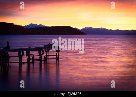 Alba sul lago Titicaca nella baia di Cha'lla su Isla del Sol (Isola del Sole) sul lago Titicaca, Bolivia Foto Stock