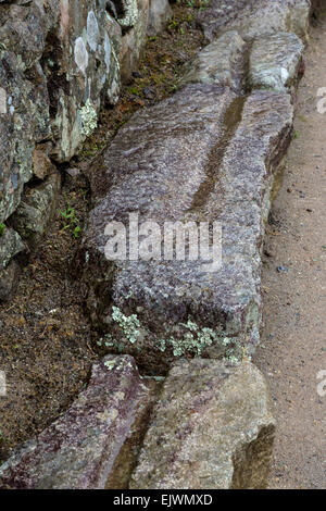 Il Perù, Machu Picchu. Pietre scolpite per un incompiuto canale di irrigazione per aumentare la fornitura idrica comunale. Perché questo lavoro di arresto? Foto Stock