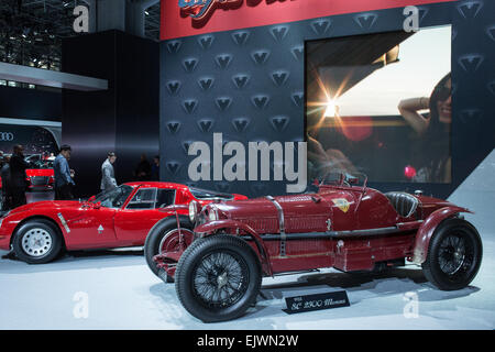 New York, NY - 1 aprile 2015. Un antico 1933 Alfa Romeo 8C 2300 Monza sul dislay al New York International Auto Show. Dietro di esso è una 1965 TZ2. Credit: Ed Lefkowicz/Alamy Live News Foto Stock