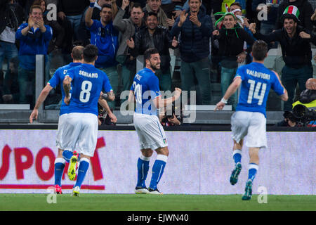 Torino, Italia. 31 Mar, 2015. Graziano Pelle (ITA) Calcio/Calcetto : Graziano Pelle d'Italia celebra il suo obiettivo durante la International amichevole tra Italia 1-1 Inghilterra a Juventus Stadium di Torino, Italia . © Maurizio Borsari/AFLO/Alamy Live News Foto Stock