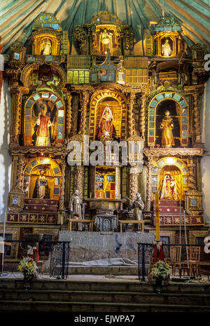 Il Perù, Maras. Altare di San Francisco de Asis Chiesa, 16th. secolo. Foto Stock