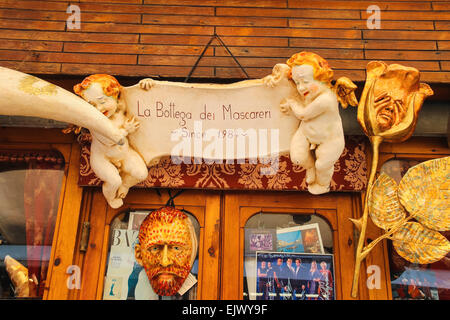 Venezia, Italia - 06 maggio 2014: shop segno la bottega dei mascareri a venezia, Italia. le maschere per il famoso carnevale veneziano sono realizzati e venduti in questo negozio Foto Stock