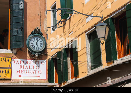 Venezia, Italia - 06 Maggio 2014: Orologio e lanterna appesa su un angolo della casa a Venezia, Italia Foto Stock