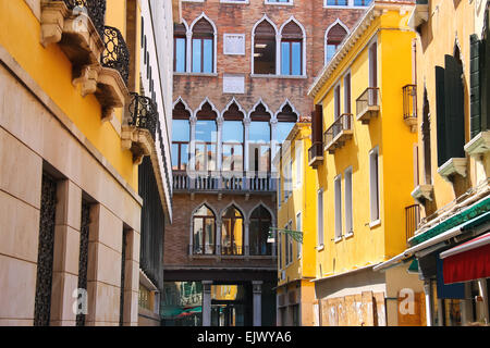 Bella casa in una strada stretta a venezia, Italia Foto Stock