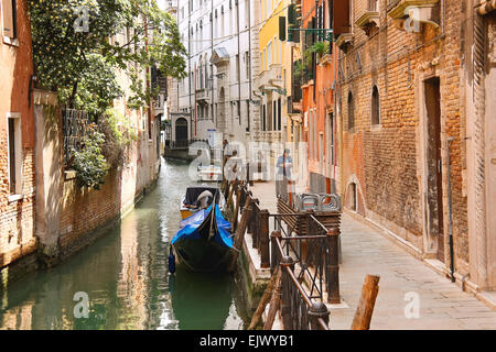 Venezia, Italia - 06 maggio 2014: la gente in una strada stretta a venezia, Italia Foto Stock