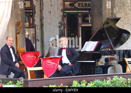 Venezia, Italia - 06 maggio 2014: musicisti sulla terrazza sotto la tettoia del famoso caffè Florian in piazza san marco a venezia, Italia Foto Stock