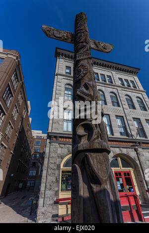 Il Totem Pole al di fuori della scuola di Ottawa di arte, Ottawa, Ontario, Canada Foto Stock