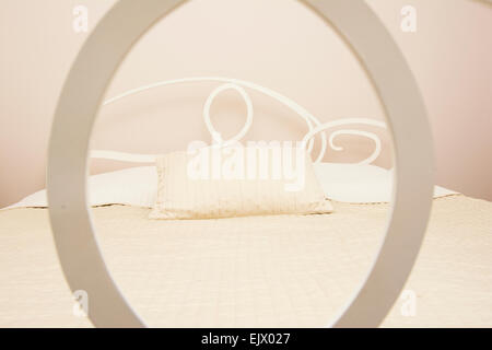 Camera da letto interni nel semplice design minimalista tutto in bianco e beige Foto Stock