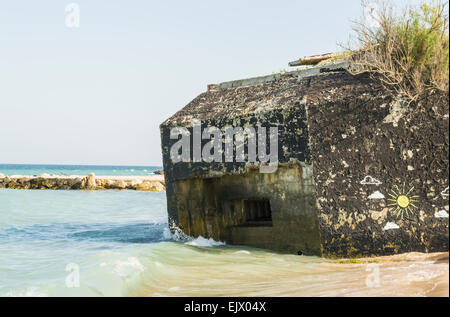 Vecchio bunker tedesco dalla seconda guerra mondiale per difendere il litorale del Mar Nero da truppe russe Foto Stock