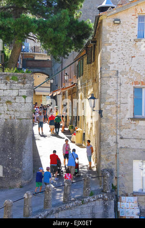 San Marino Repubblica di San Marino - agosto 08, 2014: turisti vedete i siti di San Marino La Repubblica di San Marino Foto Stock