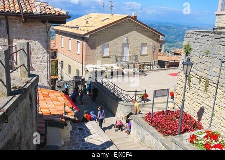 San Marino Repubblica di San Marino - agosto 08, 2014: turisti vedete i siti di San Marino La Repubblica di San Marino Foto Stock