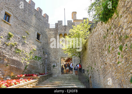 San Marino Repubblica di San Marino - agosto 08, 2014: turisti vedete i siti di San Marino La Repubblica di San Marino Foto Stock