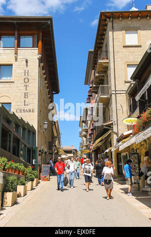 San Marino Repubblica di San Marino - agosto 08, 2014: turisti vedete i siti di San Marino La Repubblica di San Marino Foto Stock