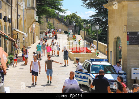 San Marino Repubblica di San Marino - agosto 08, 2014: turisti vedete i siti di San Marino La Repubblica di San Marino Foto Stock