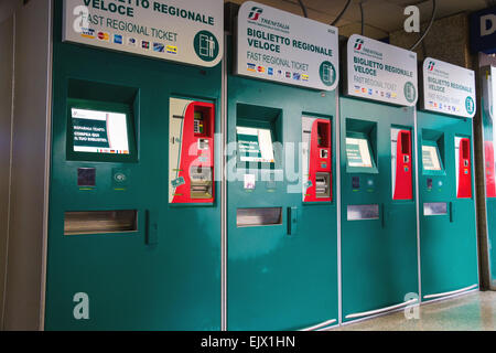 Roma, Italia - 03 maggio 2014: commuter ticket uffici presso la stazione Termini di Roma, Italia Foto Stock