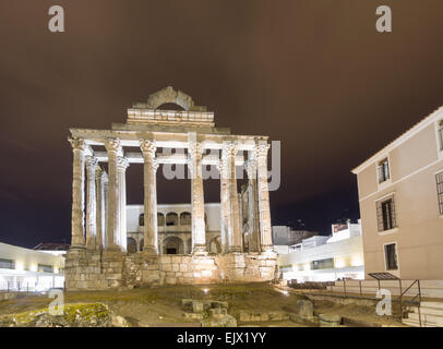 Vista notturna del Tempio di Diana in Merida, Spagna (vista frontale) Foto Stock