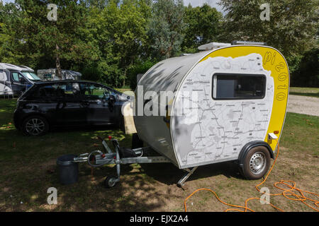 Pi, o Pino touring caravan, piccolo e compatto con mappa di Holland sul lato a Le Moulin Fort Camping, Francia Foto Stock