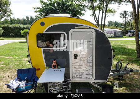 Pi, o Pino touring caravan, piccolo e compatto con mappa di Holland sul lato a Le Moulin Fort Camping, Francia Foto Stock