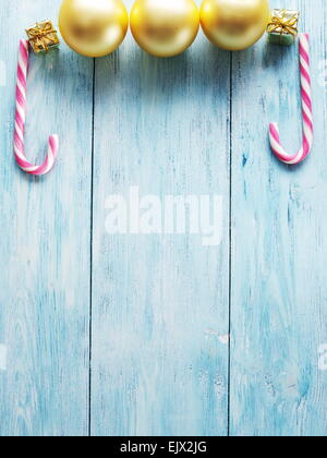 Candy Canes sul blu sullo sfondo di legno. Foto Stock